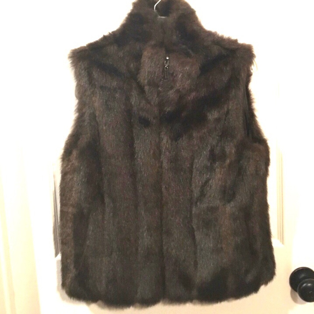 ONE HOUR SALE! ❤️FAUX FUR VEST- perfect condition!